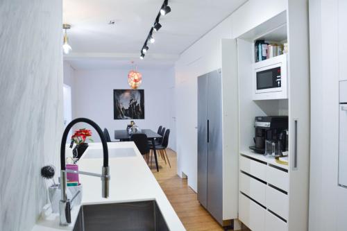 特日内茨Luxury apartment with private sauna Pod Javorovým的白色的厨房设有水槽和台面