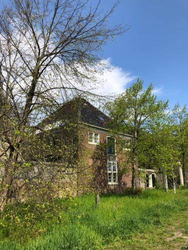 海姆斯泰德Monumental villa at the forest close to Haarlem and the beach的一座树木林立的老砖房