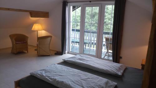 于贝尔塞Ferienhaus Damberg的一间卧室设有两张床和大窗户