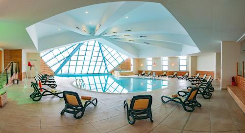 乌鲁达Monte Baia Uludağ - Full Board Plus的一座带椅子的大型游泳池