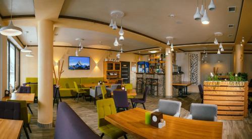 布克维Whiteberry hotel的一间带桌椅的用餐室和一间自助餐厅