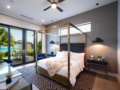 Belford EstatesBlack Urchin Boutique Resort的一间卧室设有天蓬床和庭院。
