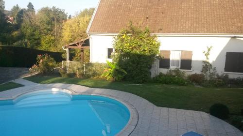 la Maison d'Arbouet的一座房子旁的院子内的游泳池