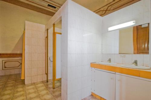 圣地亚哥拉卡莎罗亚旅馆的一间带两个盥洗盆和卫生间的浴室