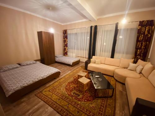 萨拉热窝Aldi的客厅配有沙发和1张床