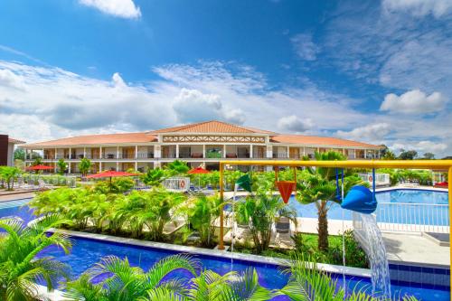 蒙特内哥罗卡佩斯特卡梅里亚酒店的一座带游泳池和大楼的度假村