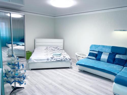 第聂伯罗Апартаменти завжди зі світлом的一间卧室配有一张床和镜子