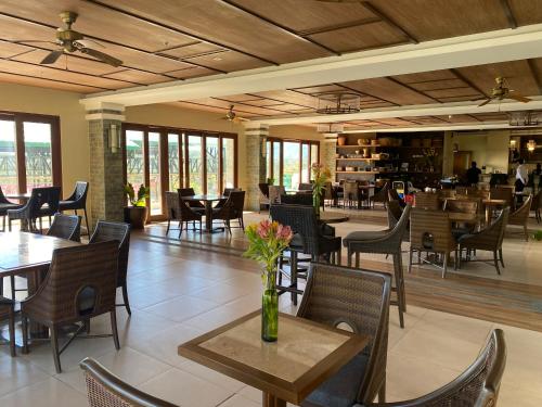 碧瑶Rosarich Homestay - Bristle Ridge Residences的一间带桌椅的用餐室和一间餐厅