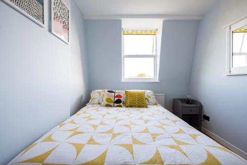 伦敦Luxurious 1-Bedroom Apartment in Kensington的一间卧室配有一张黄色和白色的被子。