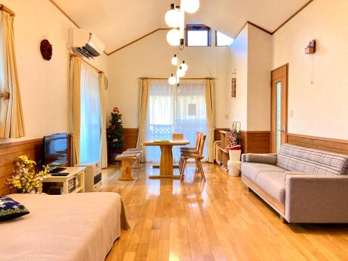 富士河口湖休闲别墅的客厅配有沙发和桌子