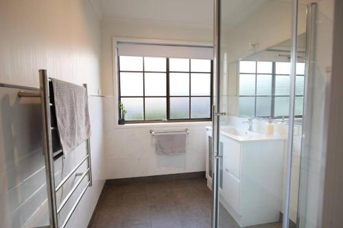 里士满Bridgecroft Cottage - Cosy 2 bedroom cottage的带淋浴、盥洗盆和镜子的浴室