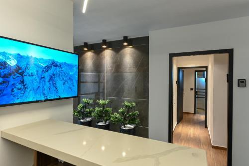提比里亚Selfie's Boutique Hotel的客厅设有壁挂式平面电视。