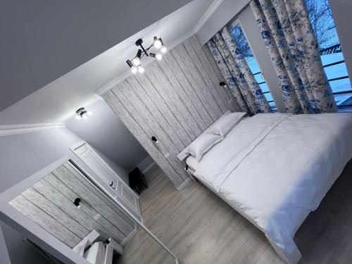 博尔沙Doinita House的卧室配有白色的床和窗户。