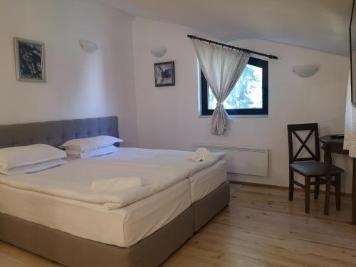 MadzhareAlgarte Guest House的一间卧室设有一张大床和一个窗户。