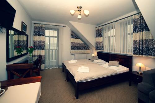 姆拉哥沃哥什涅茨莫洛旅馆的一间卧室设有两张床和两个窗户。