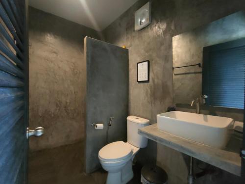 高兰DOX Ko Lanta的浴室配有白色卫生间和盥洗盆。
