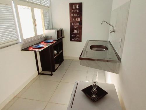 纳塔尔Casa Petit - Banheiro Exclusivo的一个带水槽和桌子的小厨房
