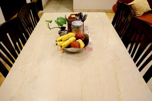 新德里因迪旅馆的一张桌子上放着一碗水果