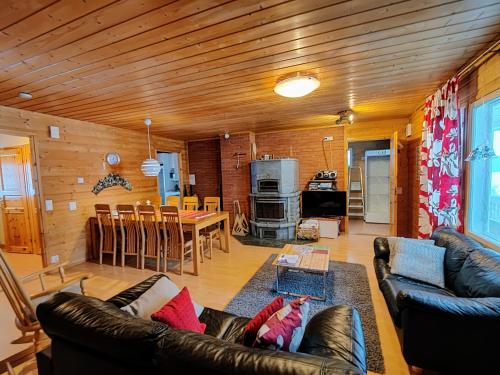 科林基拉Lake Cottage Jänisvaara的带沙发的客厅和用餐室