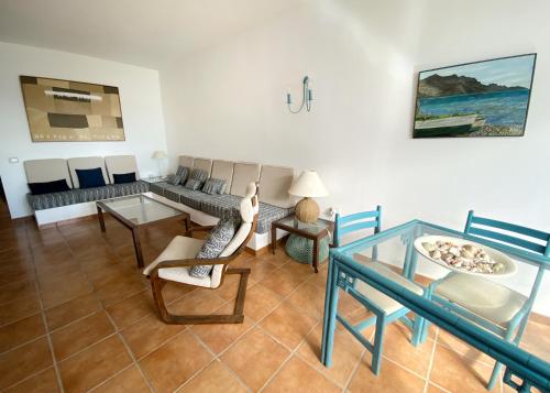 阿列塔Casa Bela的客厅配有沙发和桌子
