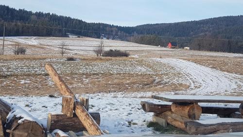 ZaryteParking pod Luboniem Wielkim的地面上积雪的田野上的长凳