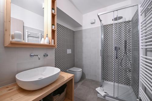 普拉吉拉托Il Fouia Apartments的浴室配有白色水槽和淋浴。