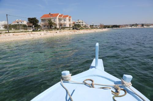 扎达尔蓬塔别墅酒店的海滩旁的水中小船