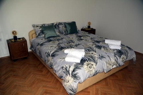 斯马尔诺Hiša v Travniku的一间卧室配有一张带蓝白色毯子的床