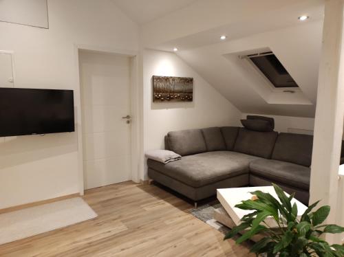 巴特维尔东根Emmerich s neu errichtete DG-Wohnung的带沙发和平面电视的客厅