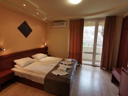 巴尔奇克HOTEL PARIS Spa area的酒店客房,配有带毛巾的床
