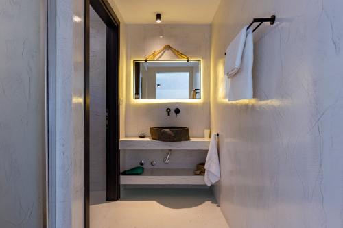 埃利亚Casa Bloo Adults Only的一间带水槽和镜子的浴室