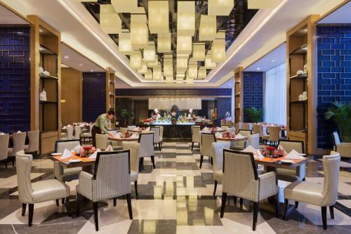 南昌南昌万达嘉华酒店的一间设有桌椅的餐厅