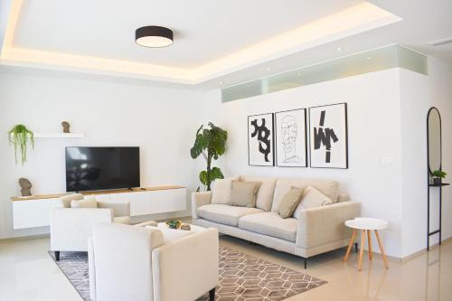 罗哈莱斯New Build Apartment on Beautiful Modern Complex的带沙发和电视的客厅