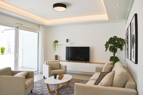 罗哈莱斯New Build Apartment on Beautiful Modern Complex的带沙发和电视的客厅