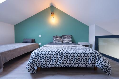 Montigny-sur-lʼAinLa Chambre des Carrelets的一间卧室配有一张带黑白色棉被的床
