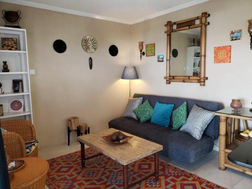 圣菲利普Fortescue Cherry Blossom Apartments的客厅配有蓝色的沙发和桌子