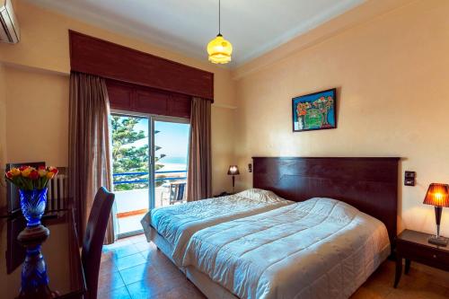 卡萨布兰卡贝勒里夫酒店的一间卧室设有一张床和一个大窗户