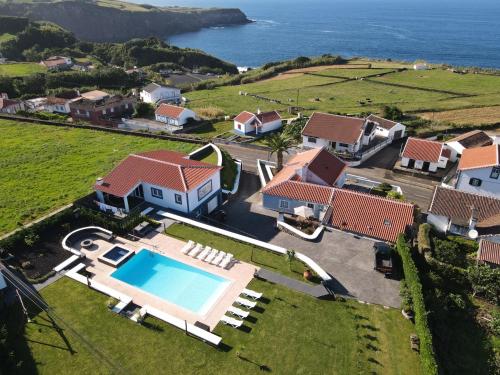 普拉亚达维多利亚Quinta Rico - House II的享有带游泳池的房屋的空中景致