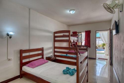 卡维塔Ocean View Lodge的一间带两张双层床的卧室和楼梯