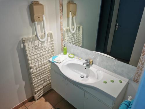 圣安娜Chez Chrys的一间带水槽和镜子的浴室