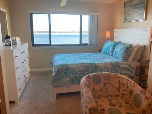 纳瓦拉Sunset Harbor Condo for 2-TOP FLOOR 1-309, Navarre Beach的一间卧室设有一张床和一个窗口