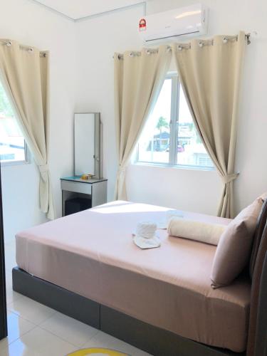 马六甲CASA IDAMAN - Islamic Homez的一间卧室设有一张大床和窗户