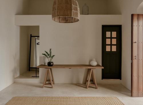 坎佩切Narrativ Lofts -Solario- Charming Historic Escape的木桌,位于带门的房间
