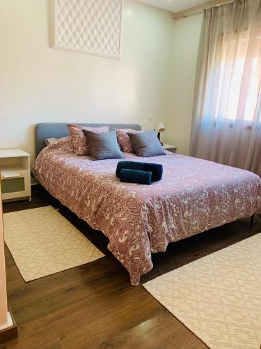 盖尼特拉Centre kenitra appartement的一间卧室配有一张带紫色棉被的床