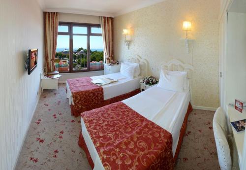 伊斯坦布尔清真寺特类酒店的酒店客房设有两张床和窗户。