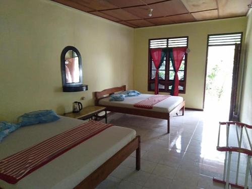 图克图克Sibayak Guesthouse的一间卧室设有两张床和两个窗户。
