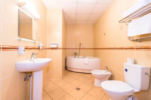 科隆纳布里格塔酒店的一间浴室