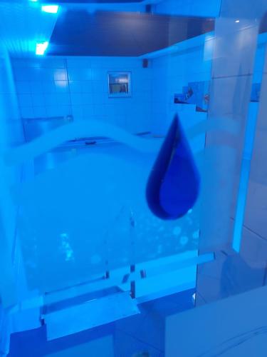 弗兰肯贝格健康-盖斯托福-咖啡厅纽耐特酒店的一间带卫生间和蓝色灯光的浴室