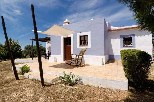 拉戈斯Casas na Vinha - Monte da Casteleja, Wine Estate - Eco Turismo Rural的白色的小房子,设有门廊