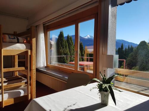 TrinCasa Crap的客房设有一张桌子和一个享有山景的窗户。